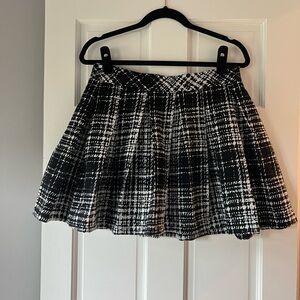 Banana Republic Pleated Skirt
Size: 6
